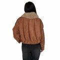 Dámska camel bunda s kožušinou a nitmi.