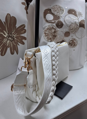 Biela crossbody kabelka elegancia s dvoma ramienkami.