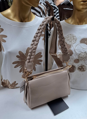 Béžová crossbody kabelka elegancia s dvoma ramienkami.