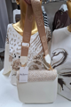 Dámska crossbody kabelka bielo-zlatá.