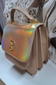 Dámska crossbody kabelka béžovo-zlatá.