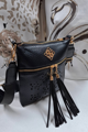 Dámska crossbody kabelka čierna so zlatými doplnkami.