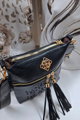Dámska crossbody kabelka čierna so zlatými doplnkami.