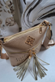 Dámska crossbody kabelka zlatá so zlatými doplnkami.
