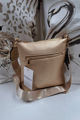Dámska crossbody kabelka zlatá so zlatými doplnkami.