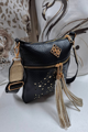 Dámska crossbody kabelka čierna so zlatými doplnkami.