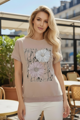 Dámske béžové tričko s kvetmi zdobenými flitrami.