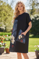 Dámske čierne šaty – predĺžená tunika s ozdobným vreckom.