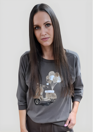 Megi Collection mikina tmavo šedá skúter.