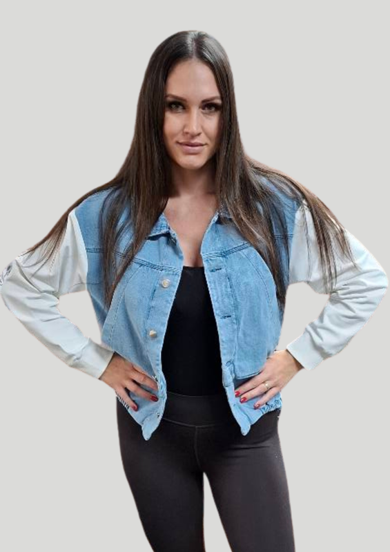Megi Collection riflová bunda s bielymi rukávmi.