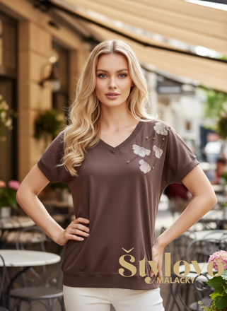 Čokoládové bavlnené tričko s "KVETMI" výšivkou a kamienkami.