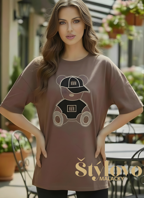Čokoládové bavlnené tričko s veľkým vyšívaným "MACOM"a zirkónmi.