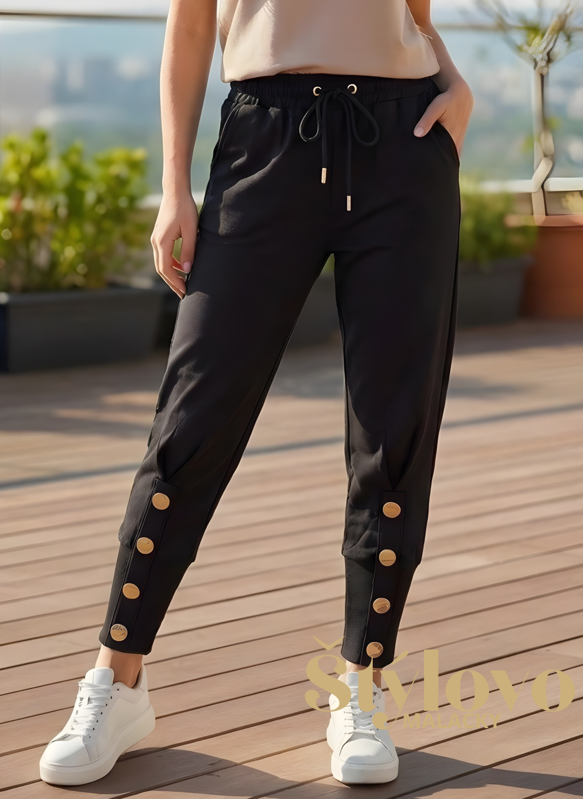 Dámske čierne bavlnené tepláky so zlatými gombíkmi.