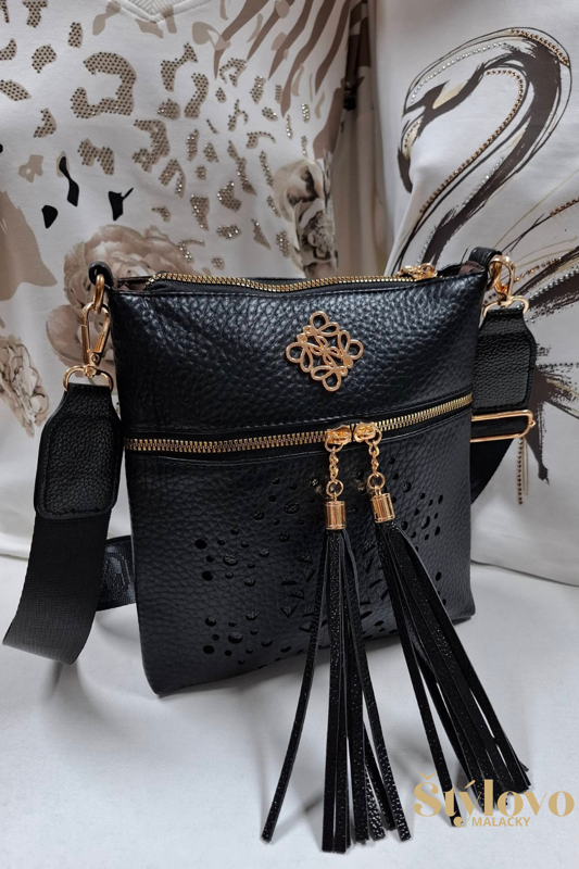 Dámska crossbody kabelka čierna so zlatými doplnkami.