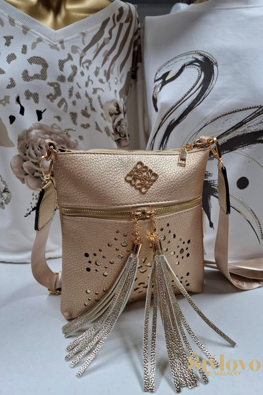 Dámska crossbody kabelka zlatá so zlatými doplnkami.