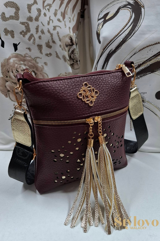 Dámska crossbody kabelka bordová so zlatými doplnkami.