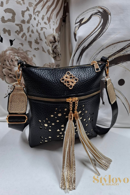 Dámska crossbody kabelka čierna so zlatými doplnkami.