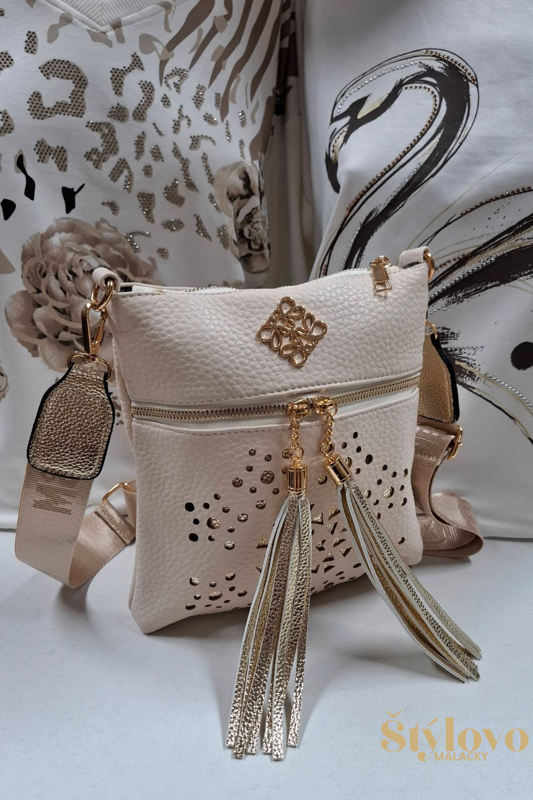 Dámska crossbody kabelka smotanová so zlatými doplnkami.