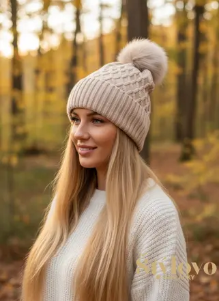 Dámska zimná čiapka smotanová.