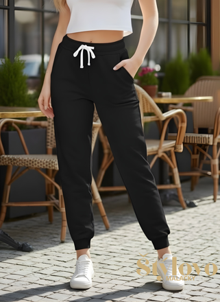 Dámske čierne tepláky s bielou šnúrkou.