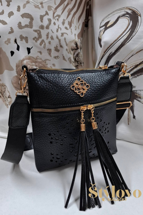 Dámska crossbody kabelka čierna so zlatými doplnkami.