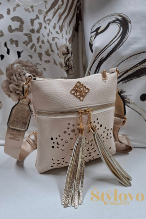 Dámska crossbody kabelka smotanová so zlatými doplnkami.