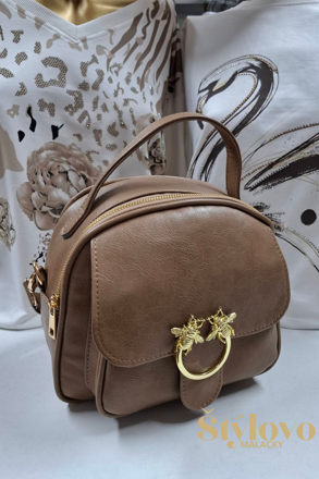 Dámska béžová crossbody kabelka Elizabeth Canard s ozdobnou prackou.