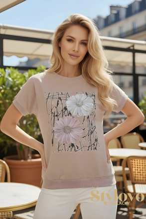 Dámske béžové tričko s kvetmi zdobenými flitrami.