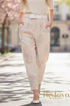 Dámske elastické nohavice s opaskom smotanové s kvetinovým vzorom.