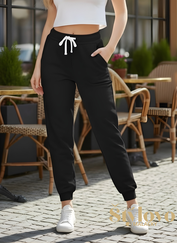 Dámske čierne tepláky s bielou šnúrkou.