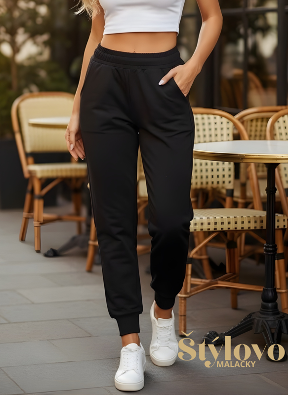 Dámske čierne tepláky s vreckami.