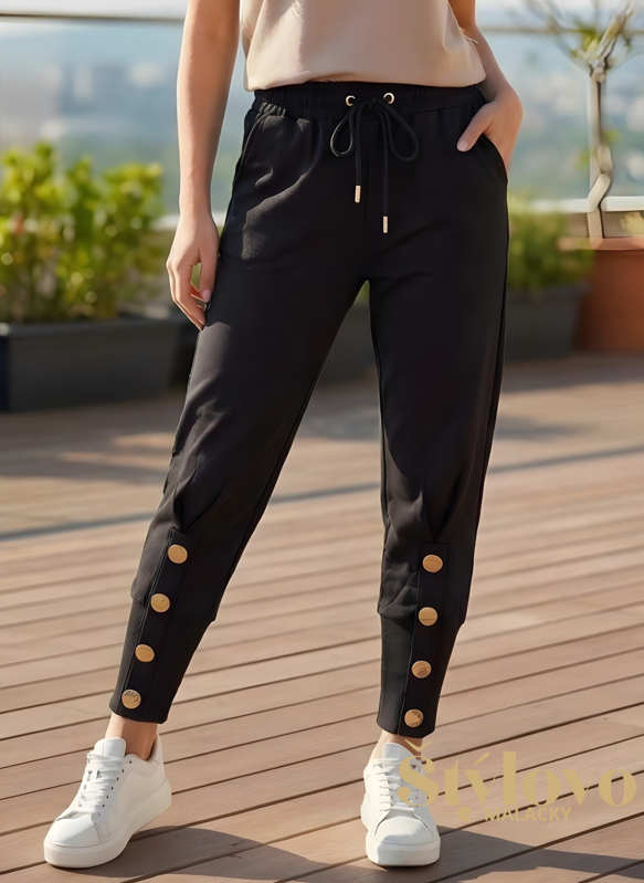 Dámske čierne bavlnené tepláky so zlatými gombíkmi.