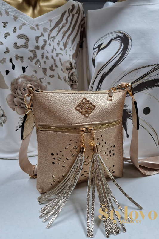 Dámska crossbody kabelka zlatá so zlatými doplnkami.