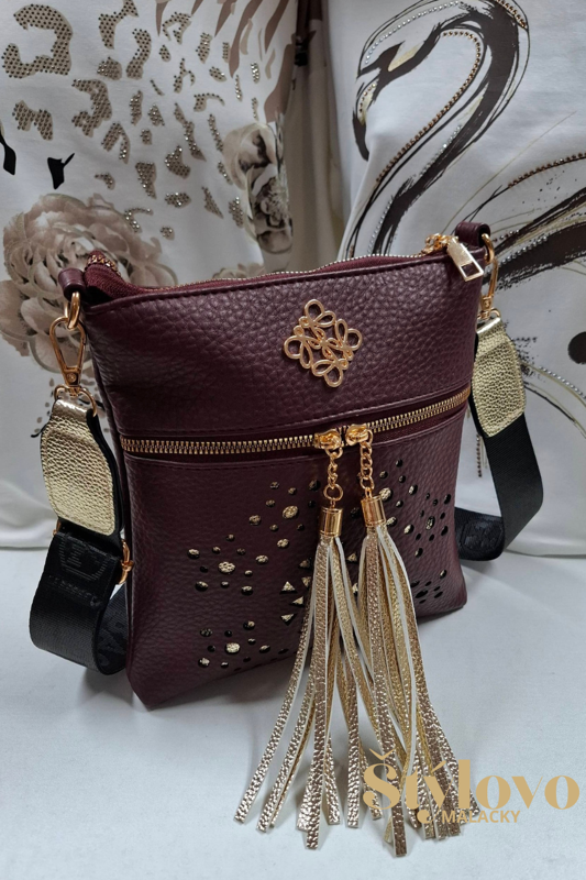 Dámska crossbody kabelka bordová so zlatými doplnkami.