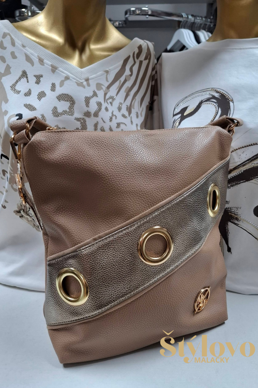 Béžová dámska kabelka na zips, zlaté kovové kruhy.