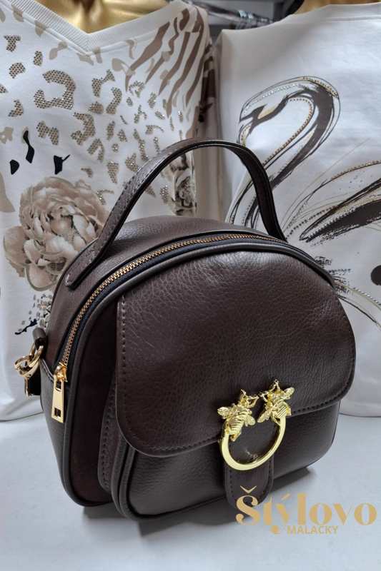 Dámska čokoládová crossbody kabelka Elizabeth Canard s ozdobnou prackou.