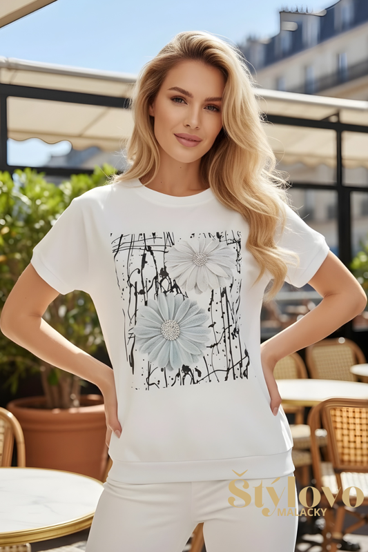 Dámske biele tričko s kvetmi zdobenými flitrami.
