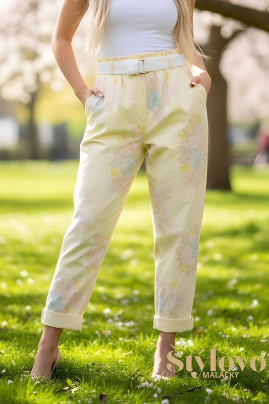 Dámske elastické nohavice s opaskom žlté s kvetinovým vzorom.