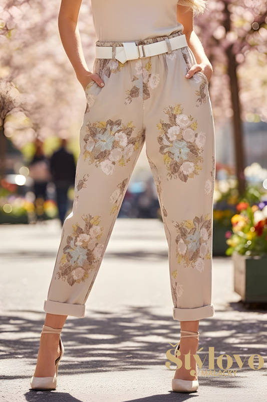 Dámske elastické nohavice s opaskom béžové s kvetinovým vzorom.