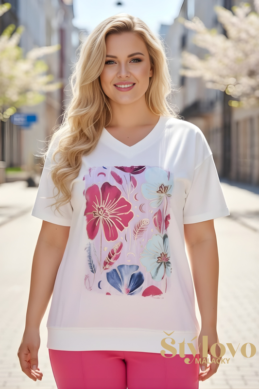 Dámske bavlnené tričko Megi Collection biele s farebným kvetinovým vzorom pre plnoštíhle.