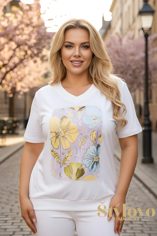 Dámske bavlnené tričko Megi Collection biele s farebným kvetinovým vzorom pre plnoštíhle.